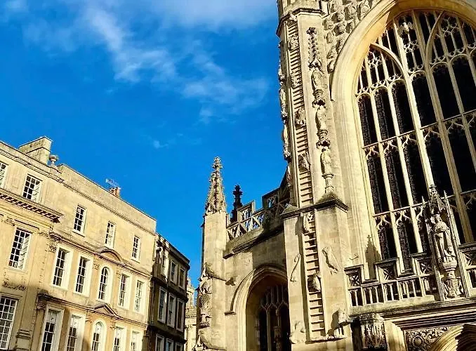 Elegant Georgian Apartment In Bath\'S Iconic Centre